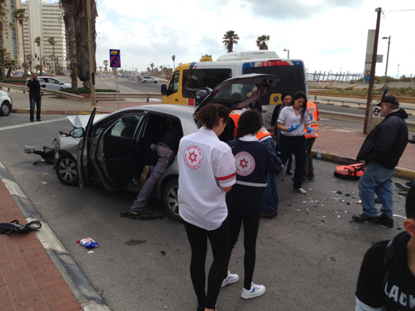 بالصور: إصابة 3 أشخاص بحادث طرق مروّع بالقرب من مسجد حسن بك بيافا 